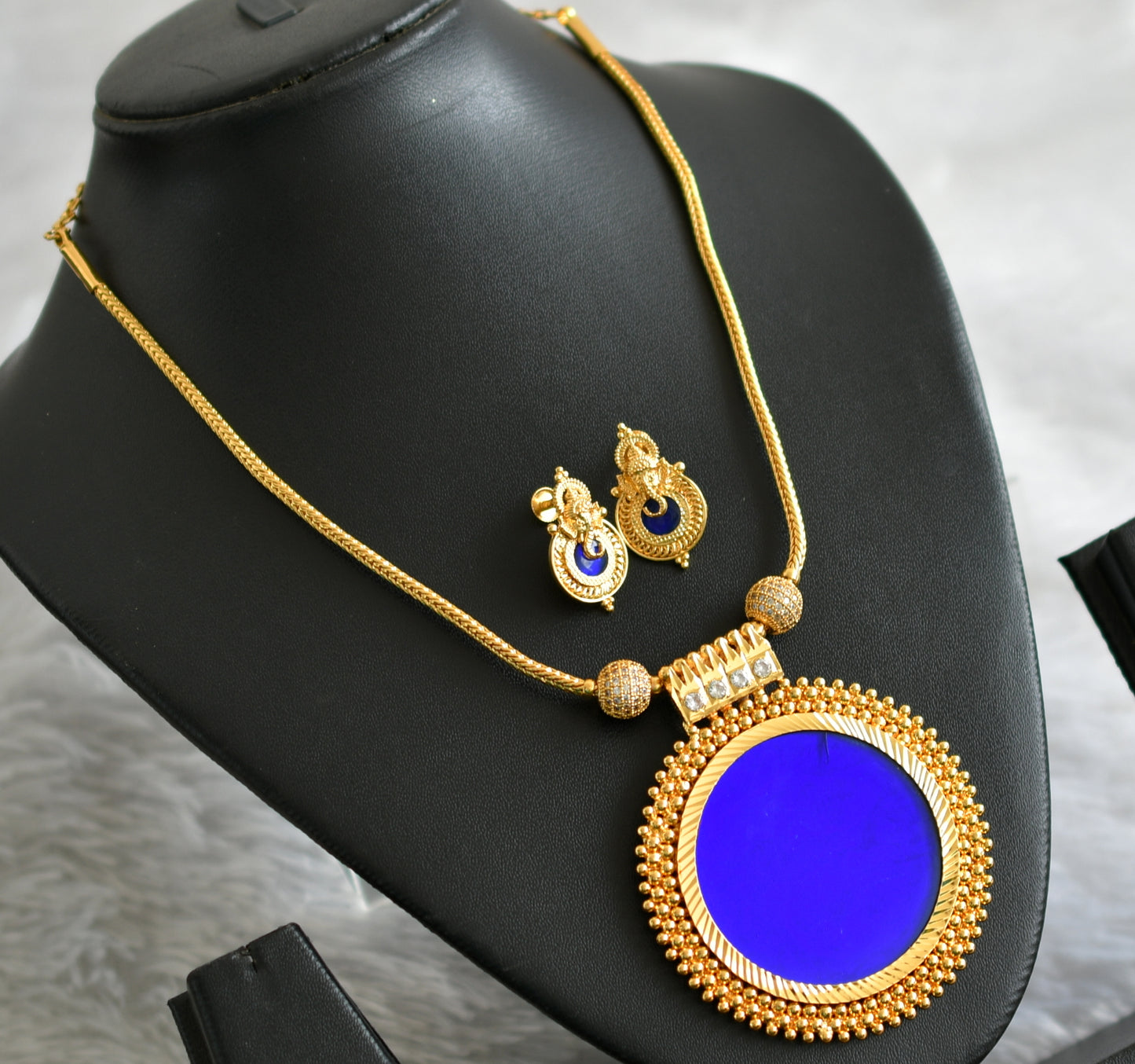 Gold tone kerala style white stone ball blue round kodi necklace set dj-47837