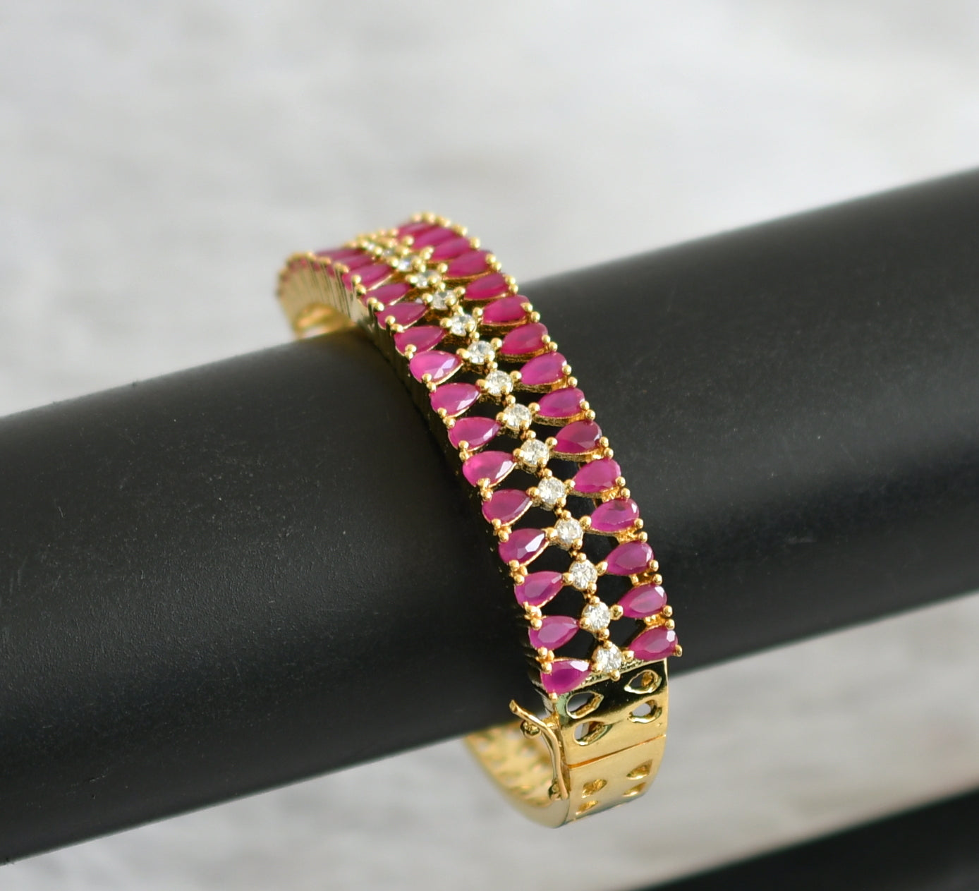 Gold tone ruby thialk stone lock type openable bracelet dj-47947