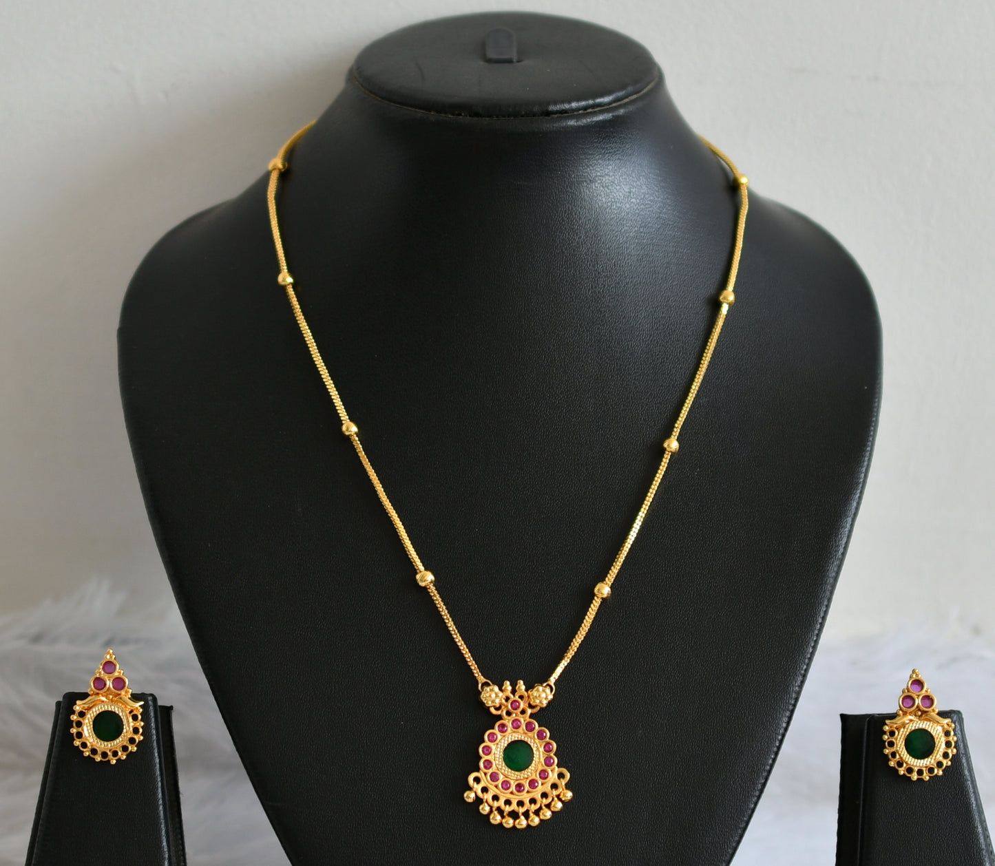 Gold tone pink-green kerala style round necklace set dj-49880