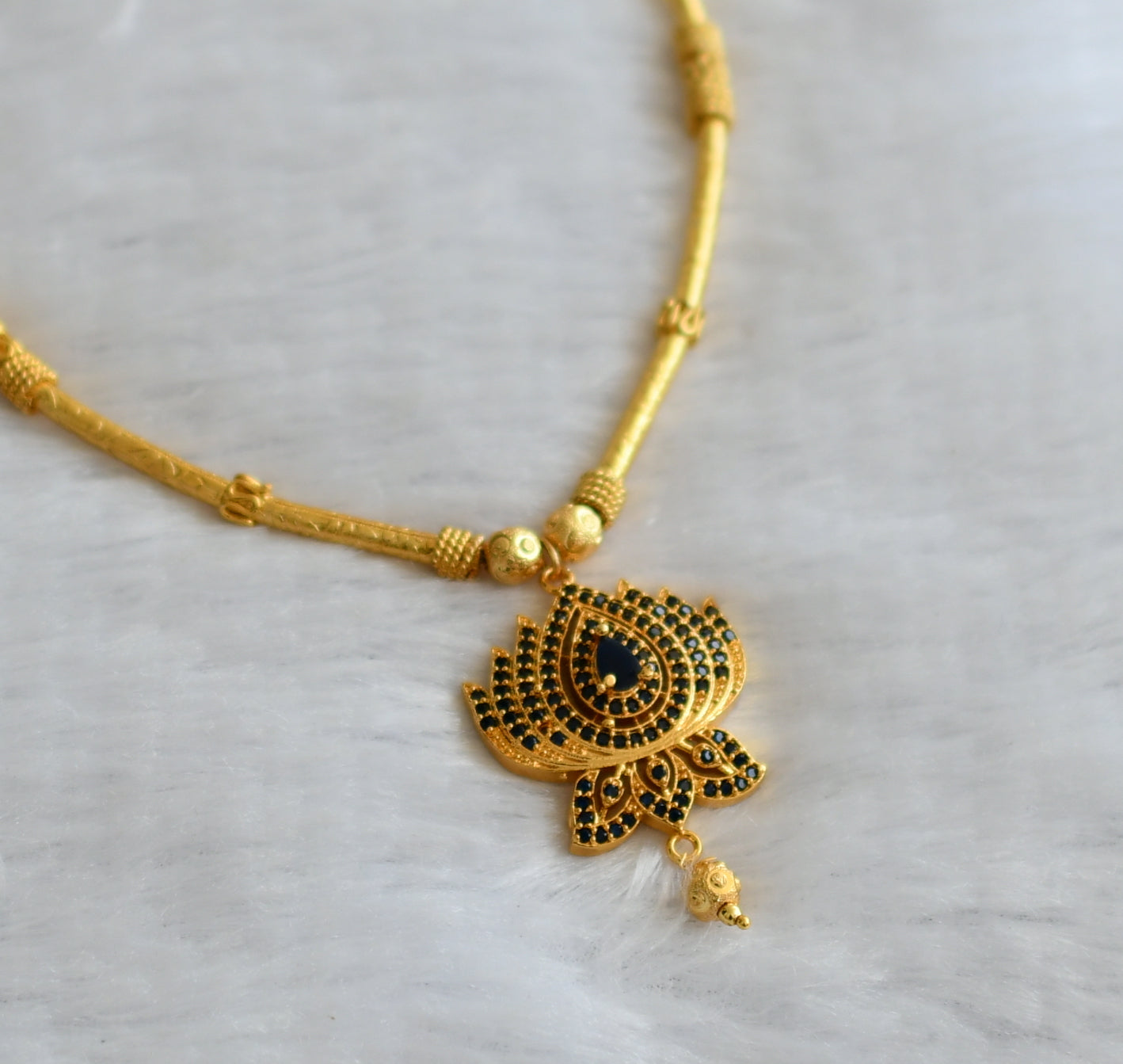 Gold tone blue stone lotus necklace dj-46383