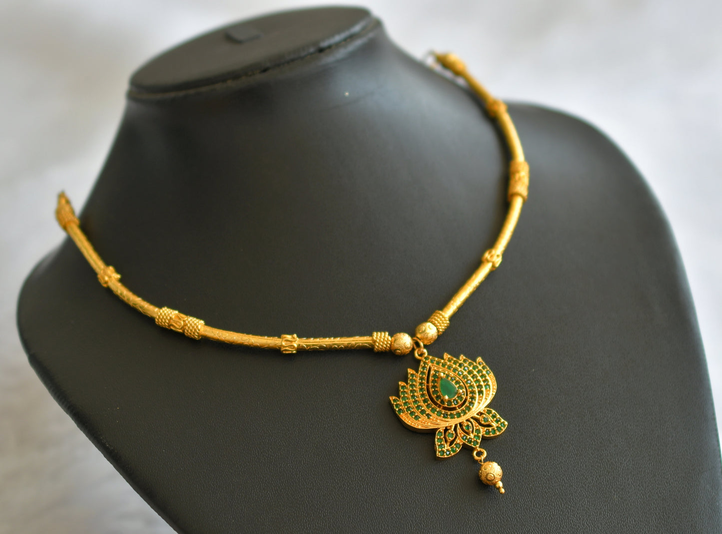 Gold tone green stone lotus necklace dj-46380