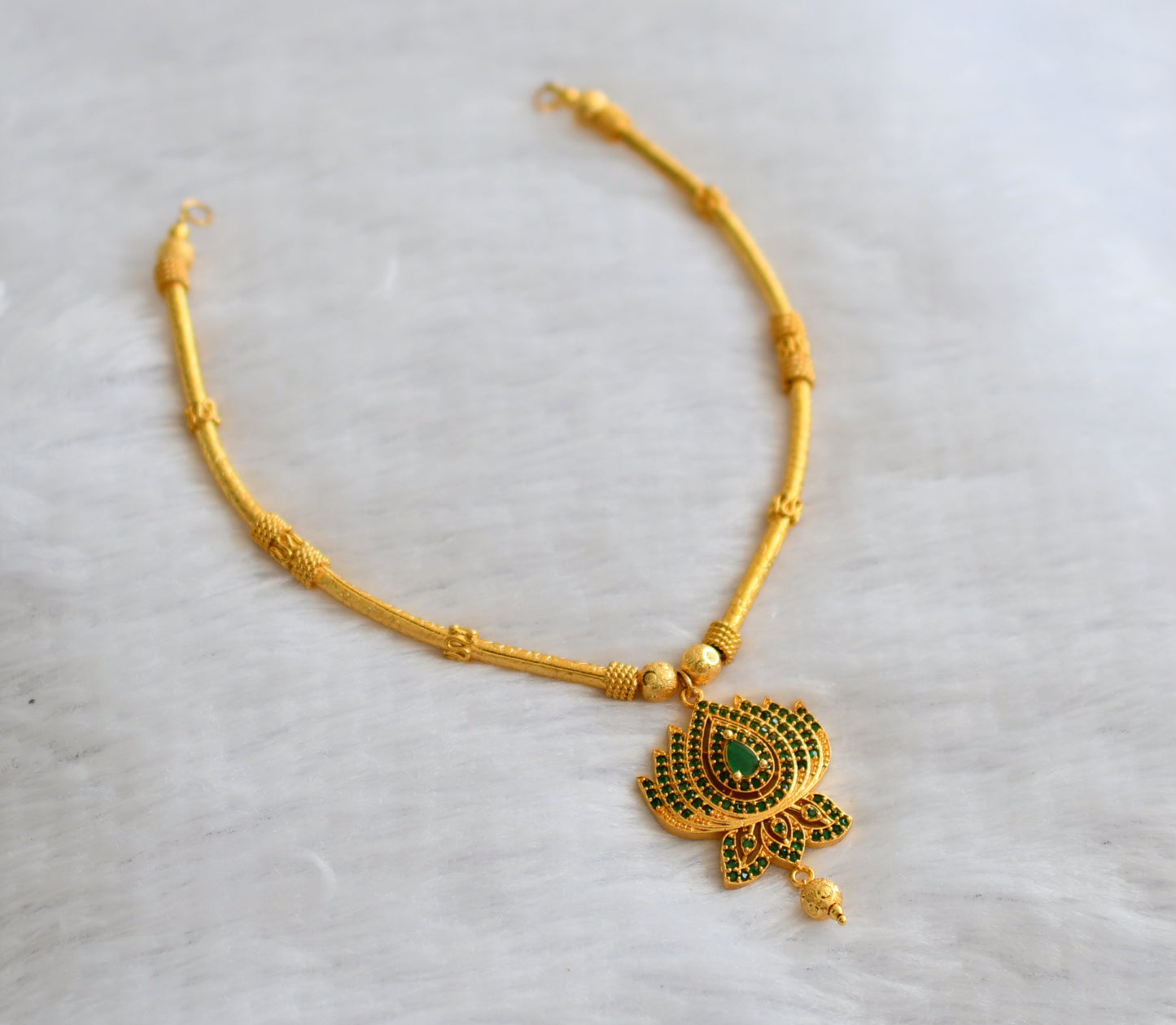 Gold tone green stone lotus necklace dj-46380