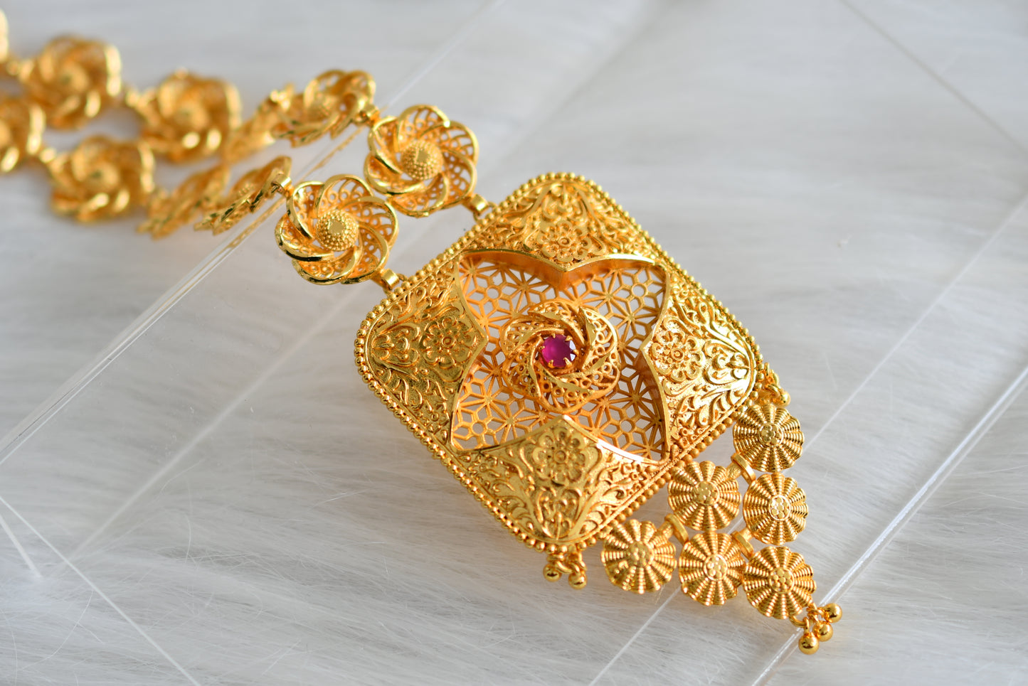 Gold tone Kerala style Ruby flower haar dj-43141