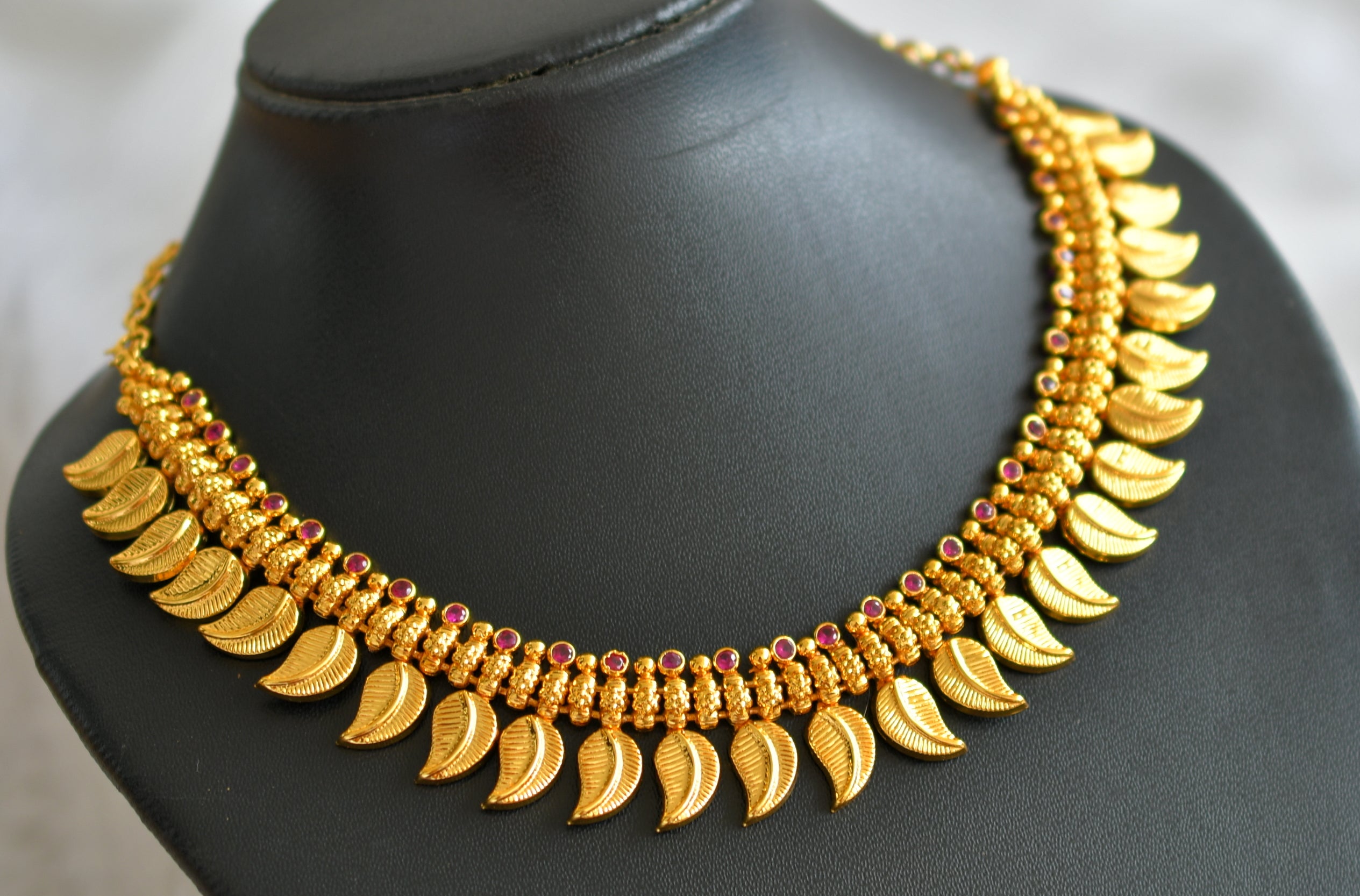 Gold tone pink stone kerala style mango leaf necklace dj-44598 – dreamjwell
