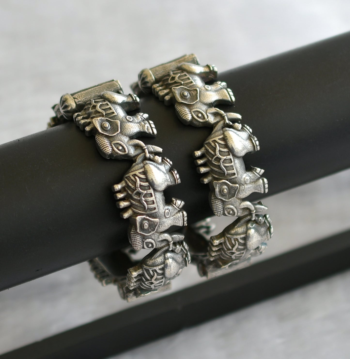 Silver tone elephant screw type bangles(2.4) dj-46424