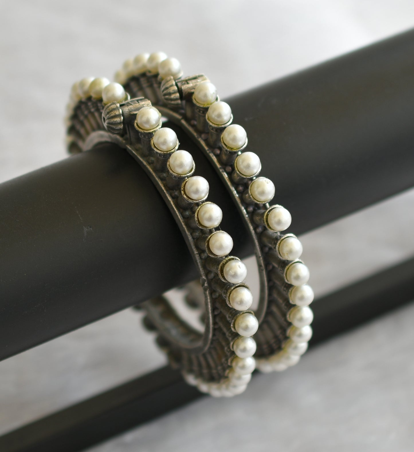 Silver tone pearl screw type bangles(2.6) dj-46425