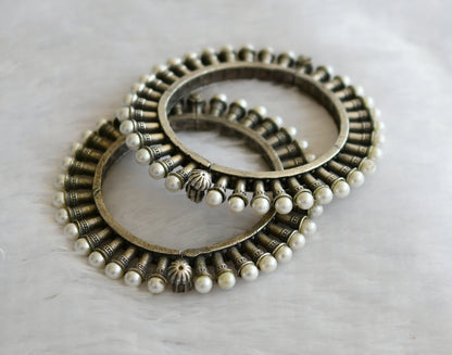 Silver tone pearl screw type bangles(2.6) dj-46425