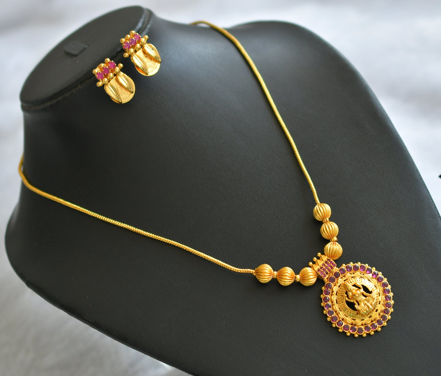 Gold tone pink stone lakshmi round necklace set dj-46486