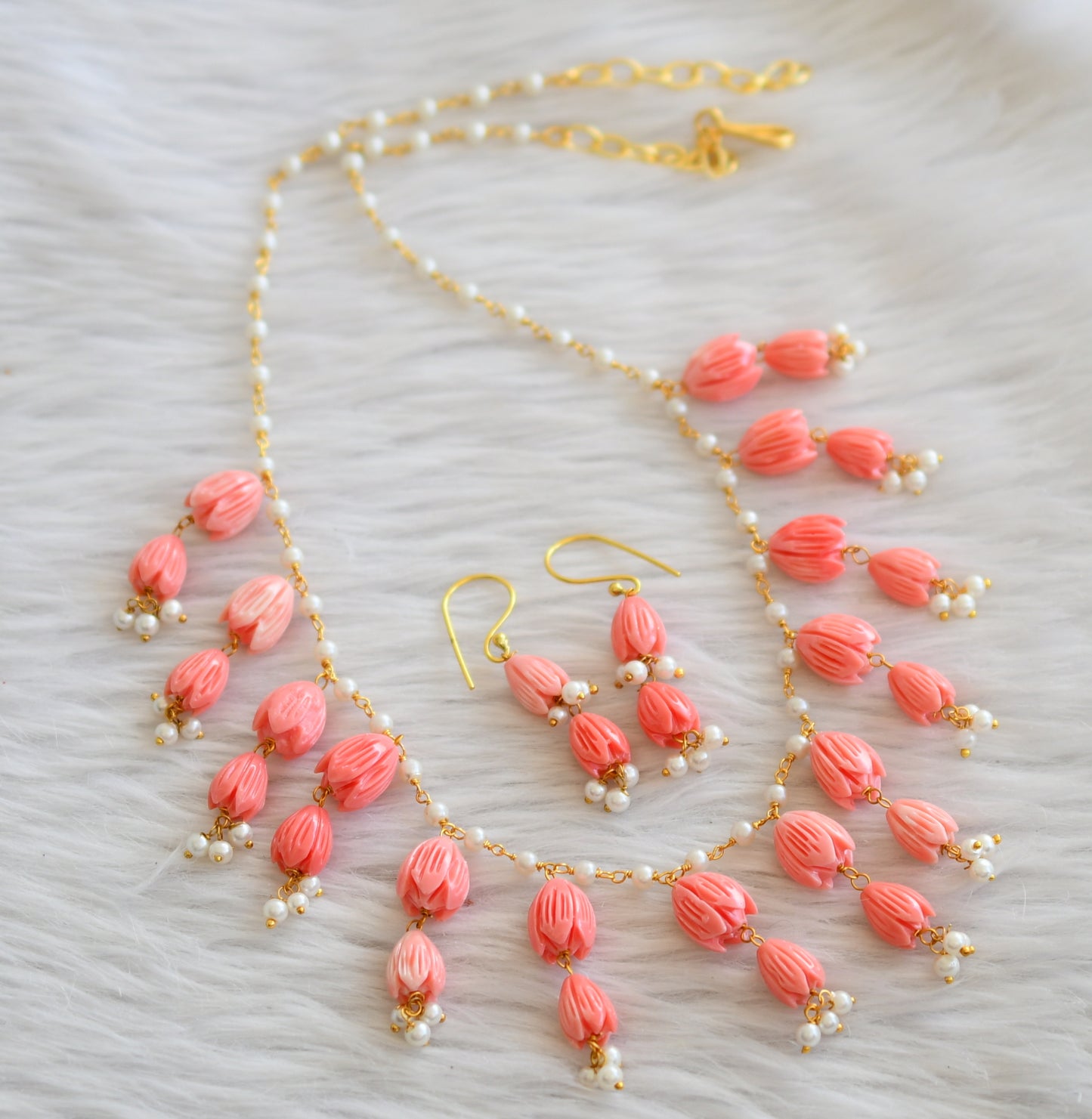 Gold tone baby pink-pearl chain tulip beaded necklace set dj-44826