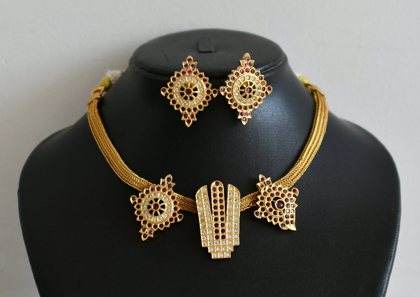 Matte finish ruby-white Nama-Shanku-Chakra necklace set dj-41477