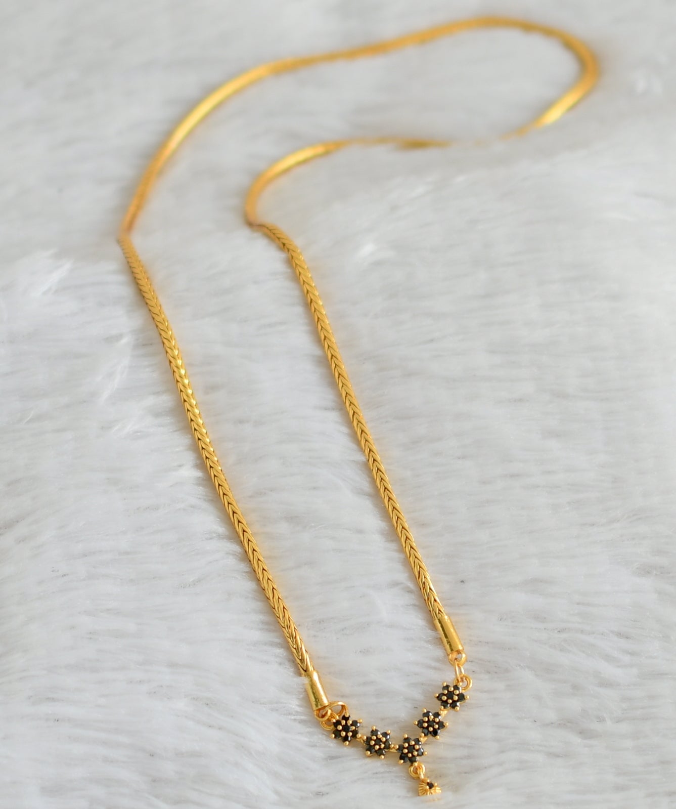 Gold tone 24 inches kodi chain with black stone flower pendant dj-48261