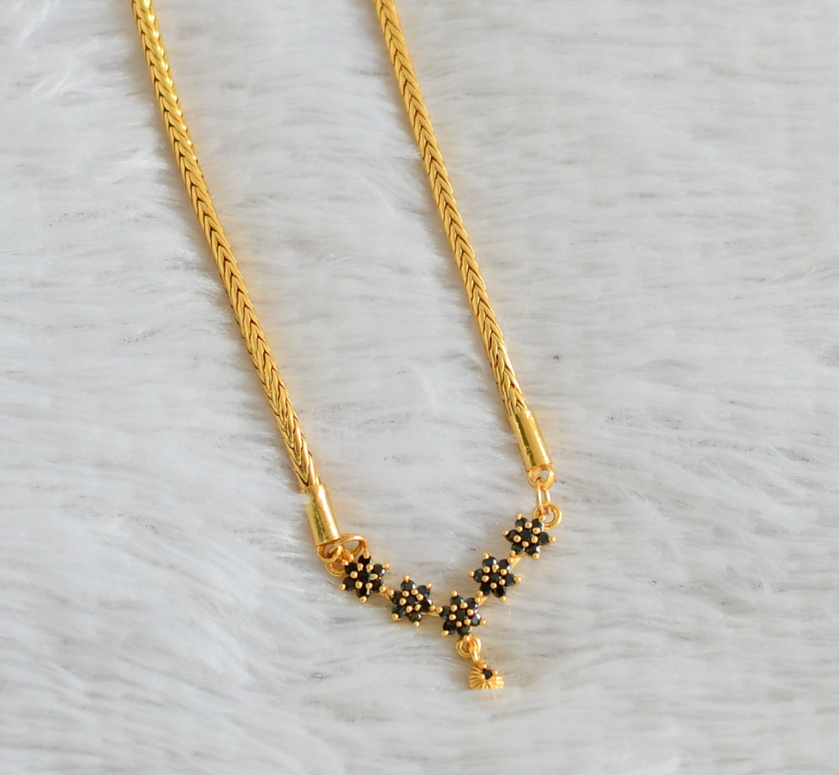 Gold tone 24 inches kodi chain with black stone flower pendant dj-48261