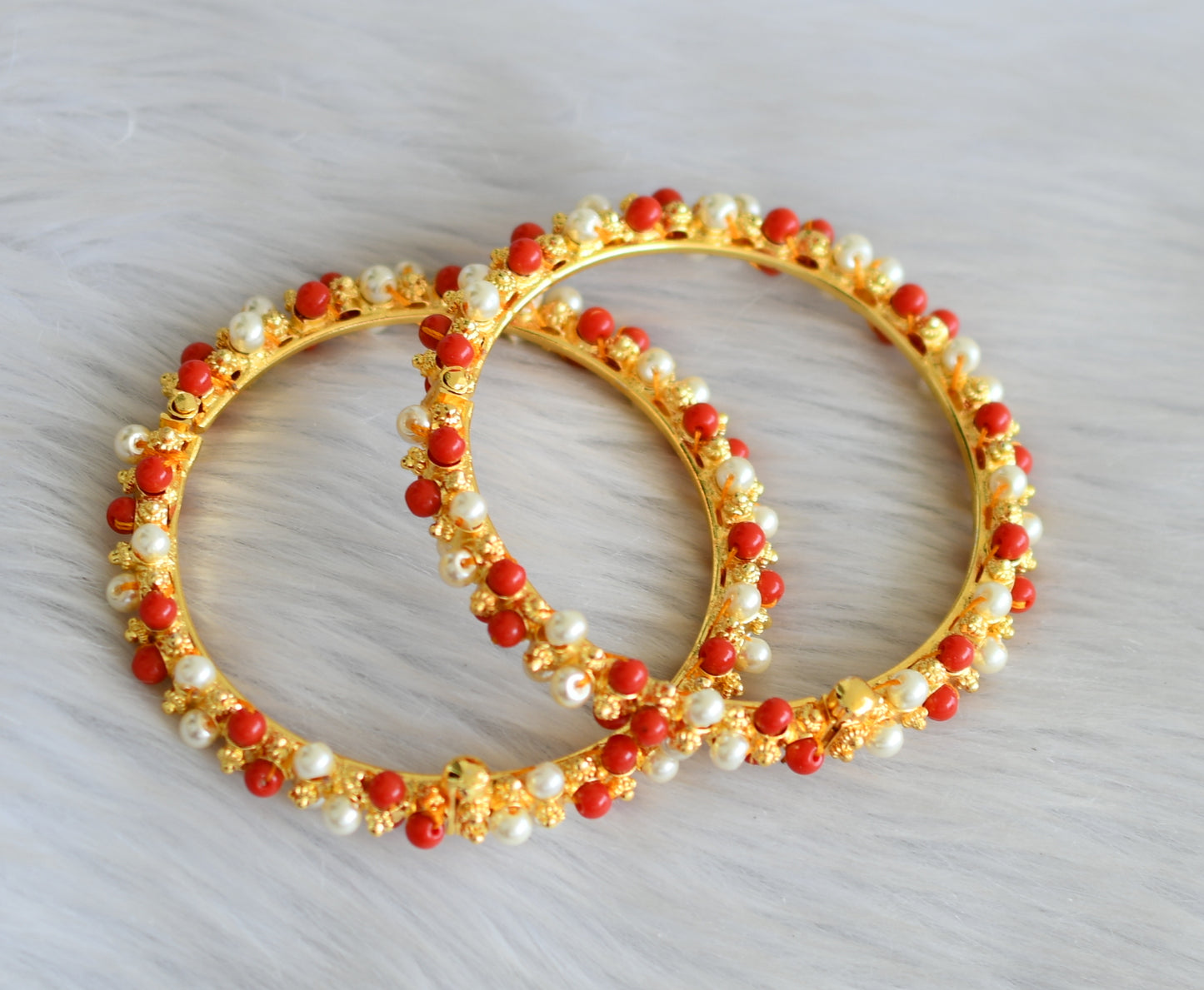 Gold tone pearl-coral beaded bangles(2.4) dj-42092
