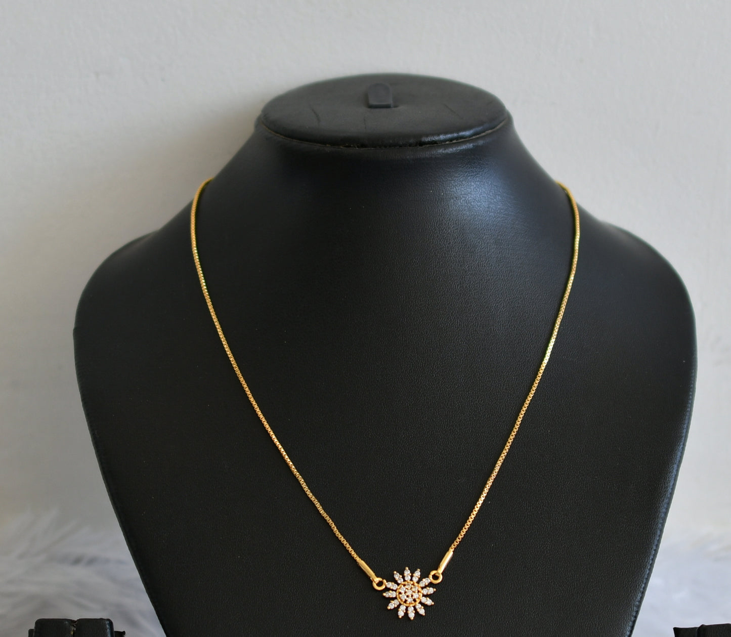 Gold tone 18 inches chain with cz white flower pendant dj-50309