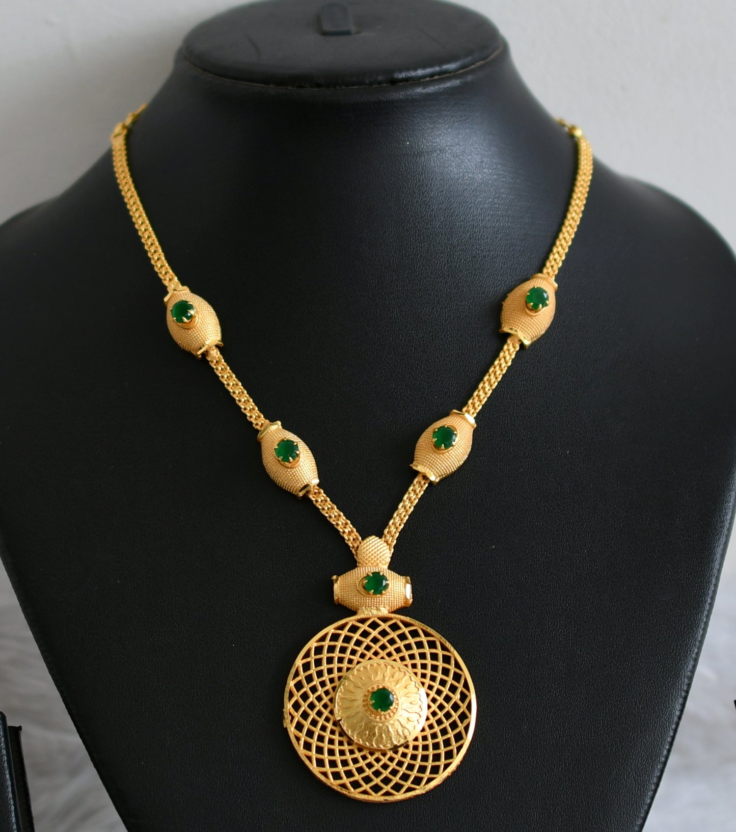 Matte gold tone green round necklace dj-48316