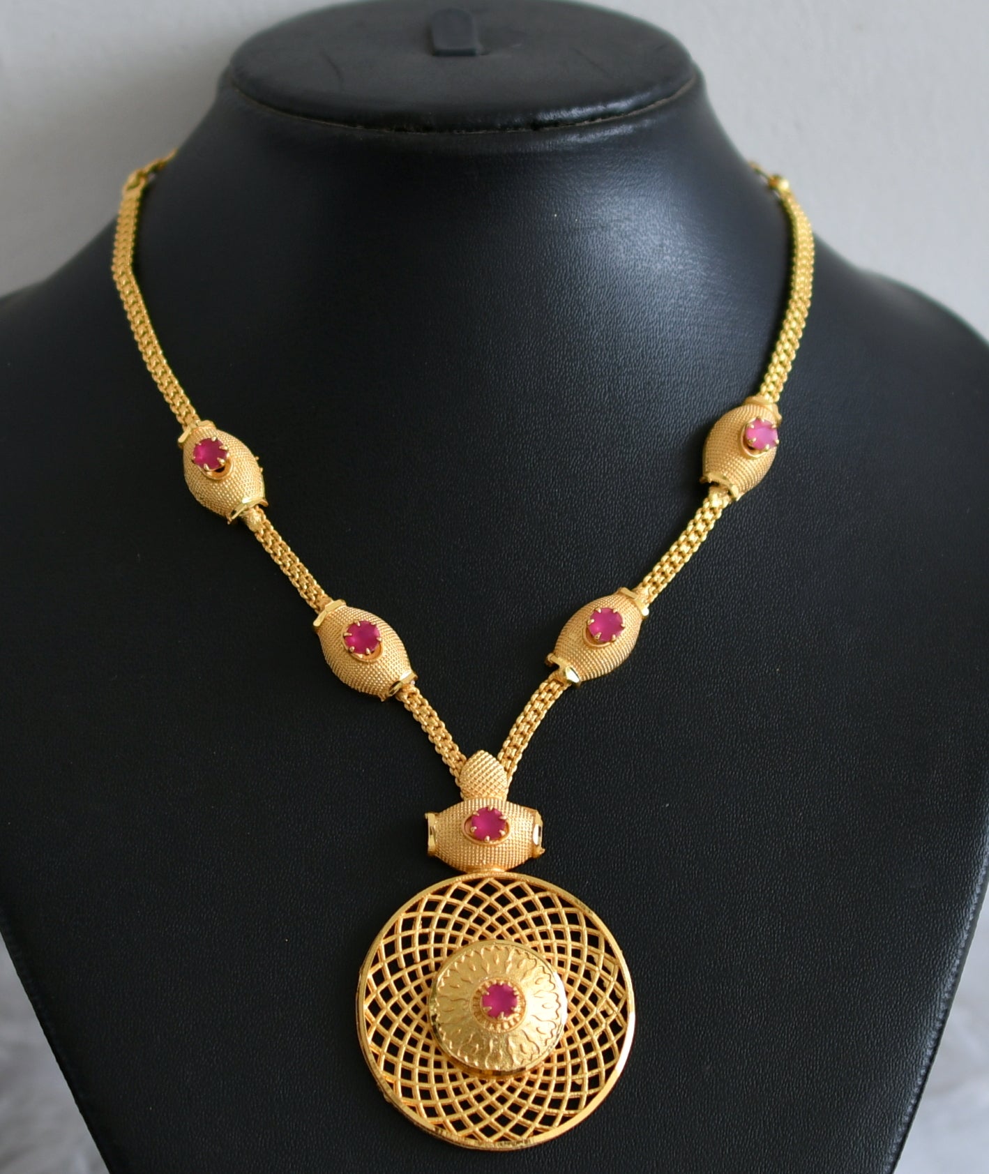 Matte gold tone ruby round necklace dj-48315