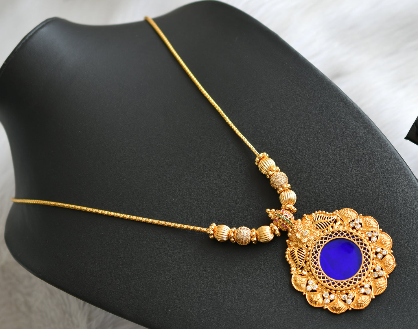 Gold tone white stone blue round Kerala style kodi necklace dj-42124