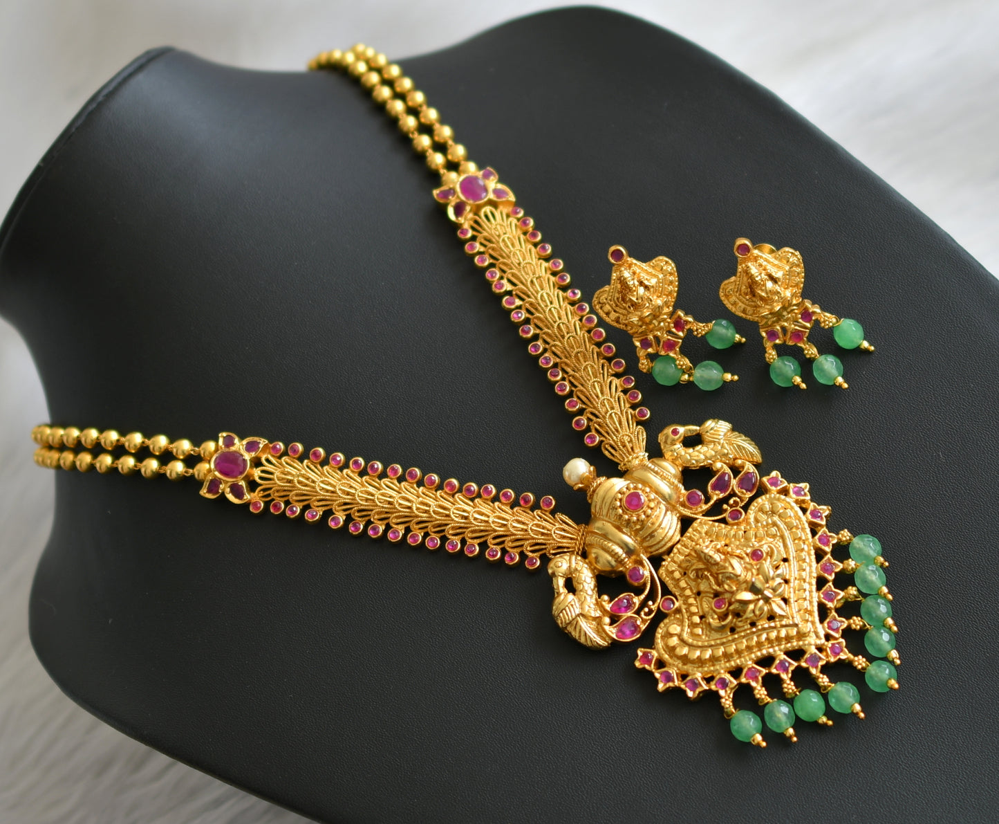 Gold tone ruby stone Lakshmi green agates necklace set dj-42145