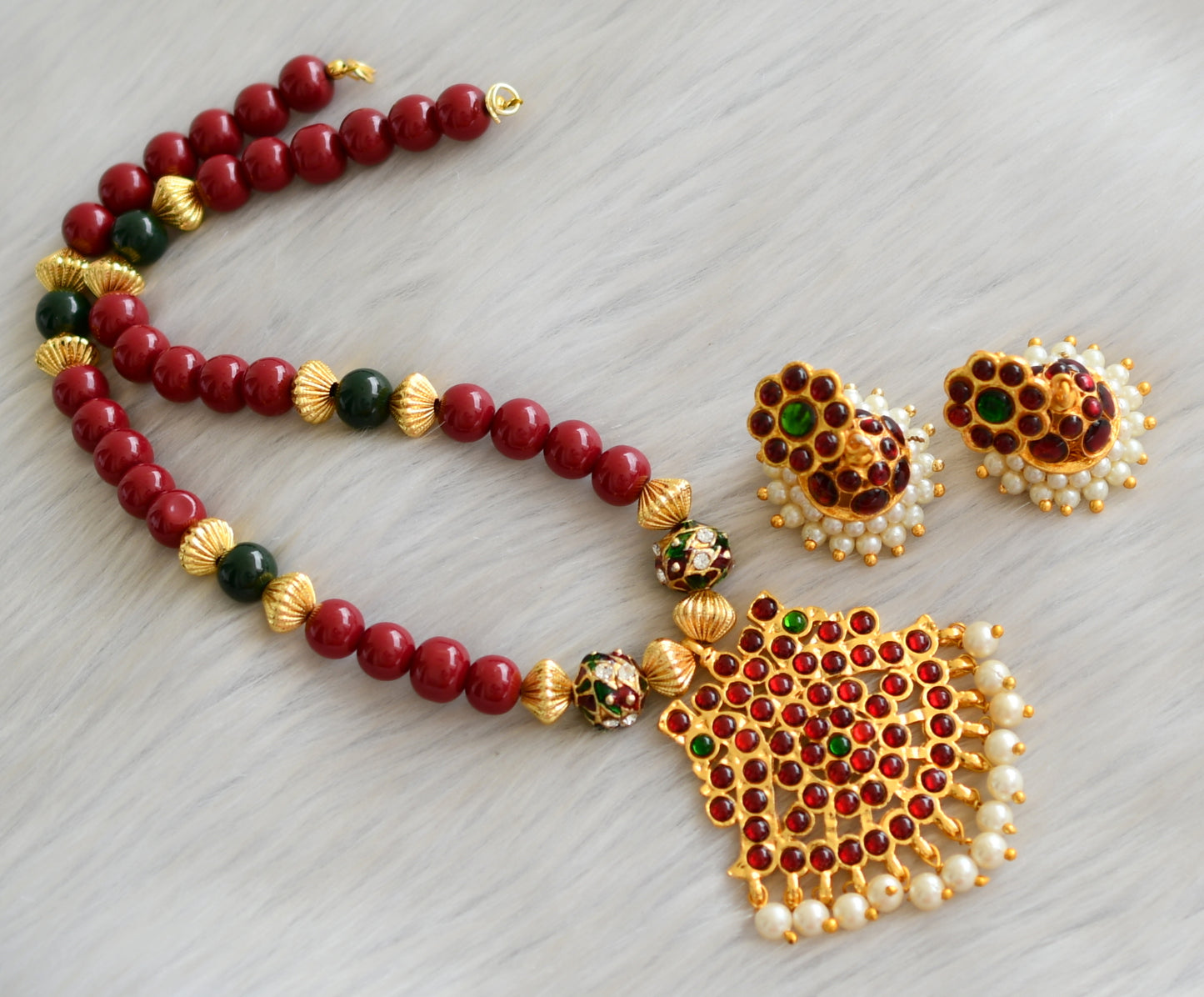 Gold tone red-green temple necklace set dj-27250