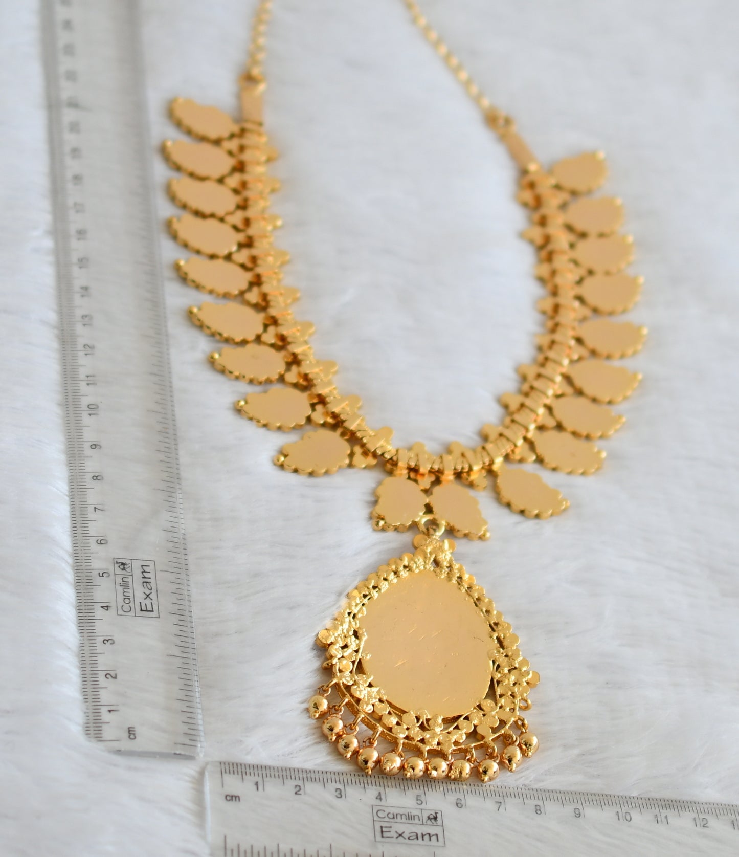 Gold tone ad real kemp-white stone mango necklace dj-50412