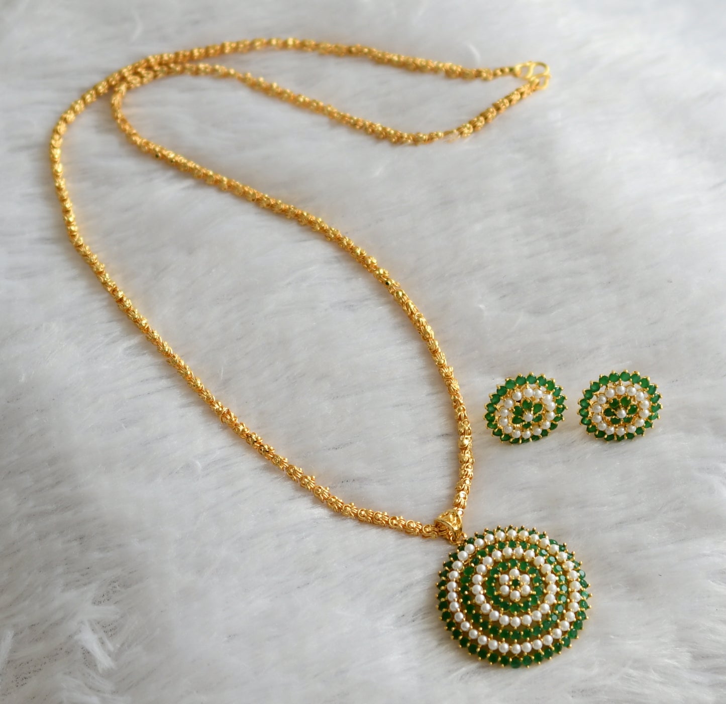 Gold tone 24 inches chain with emerald-pearl flower round pendant dj-46728