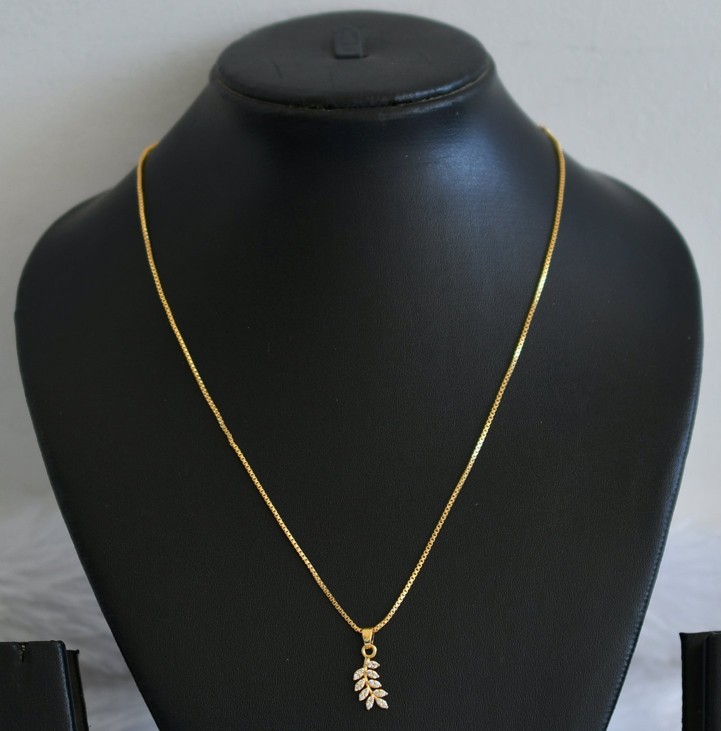 Gold tone 18 inches chain with cz white stone leaf pendant dj-50437