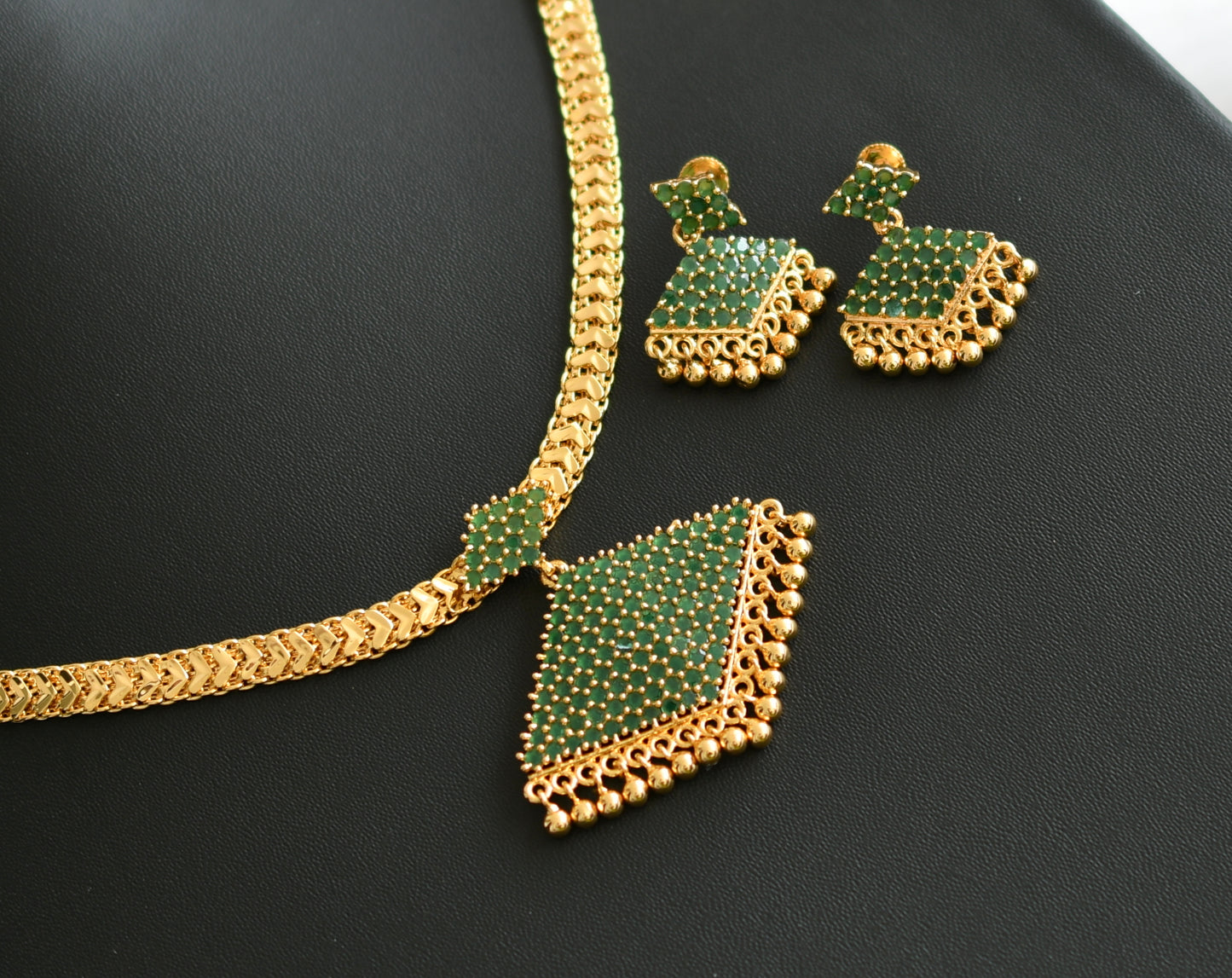 Gold tone green stone pathakkam necklace set dj-42220