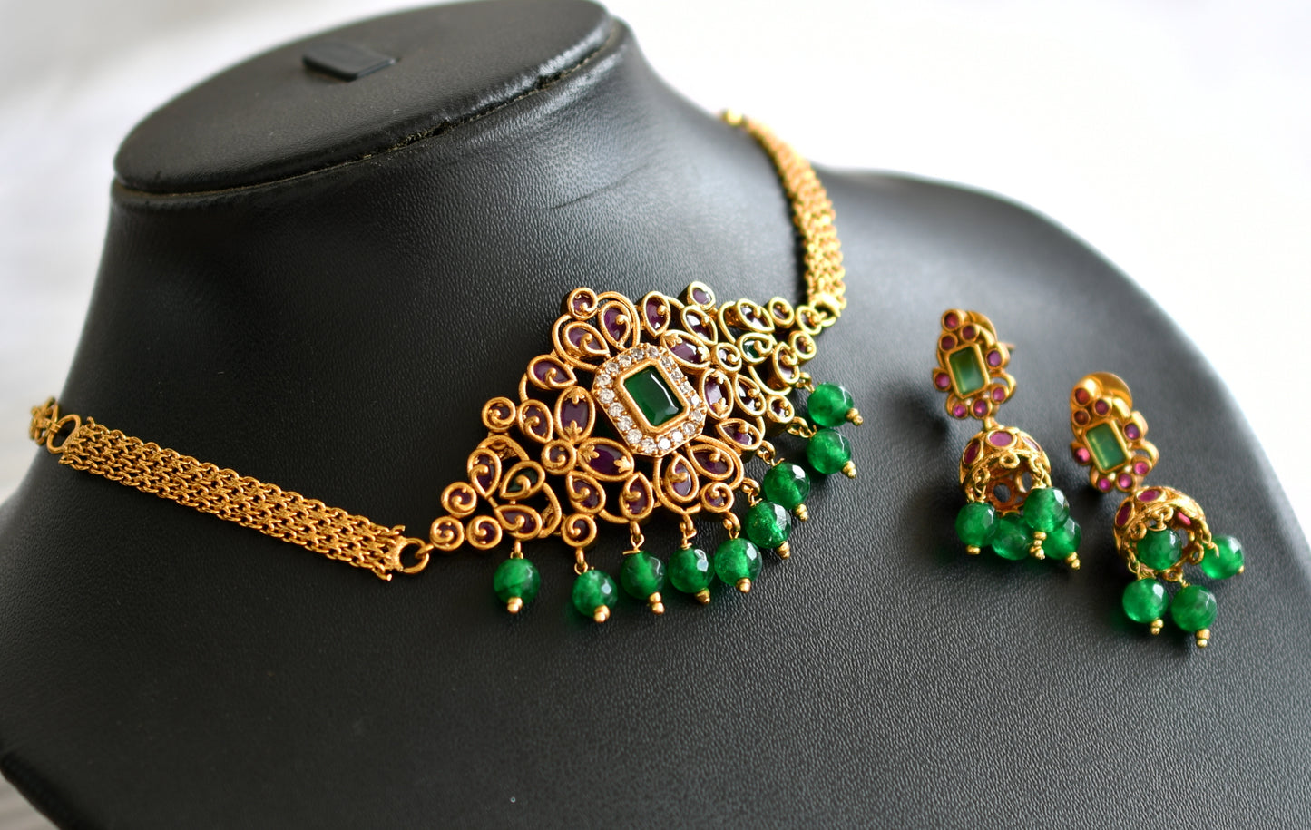 Matte finish ruby-green-white green agate beaded mini choker