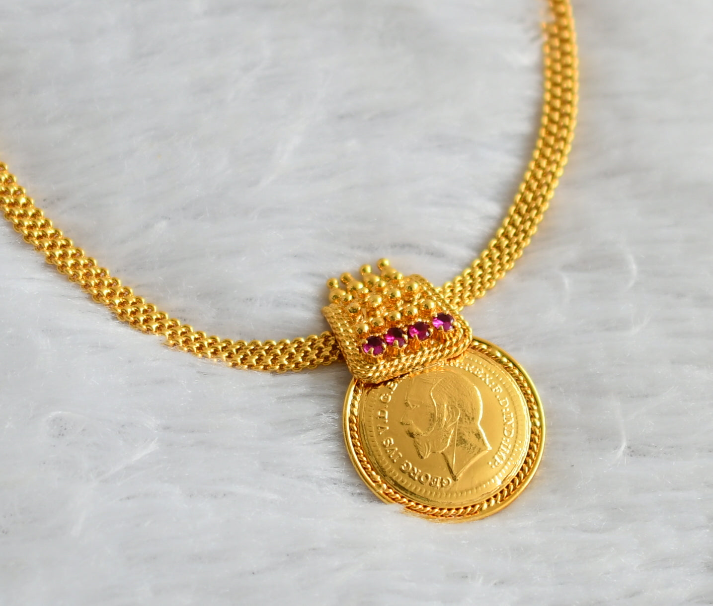 Gold tone pink stone head coin round pendant necklace dj-46882