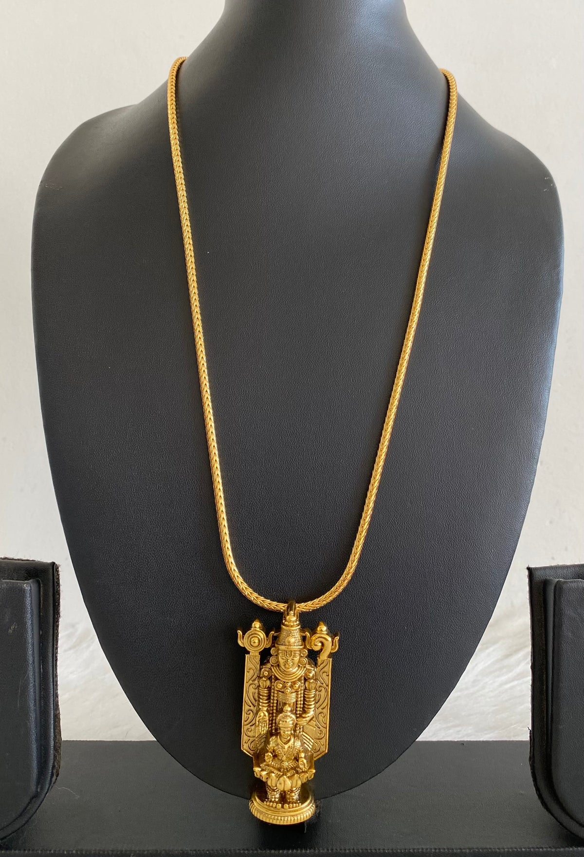 Gold tone 24 inches chain with shri thirumal lakshmi pendant dj-55111