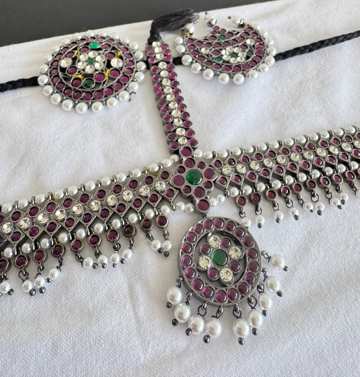 Black finish precious kemp-green-white pearl head set with sun-moon dj-50880