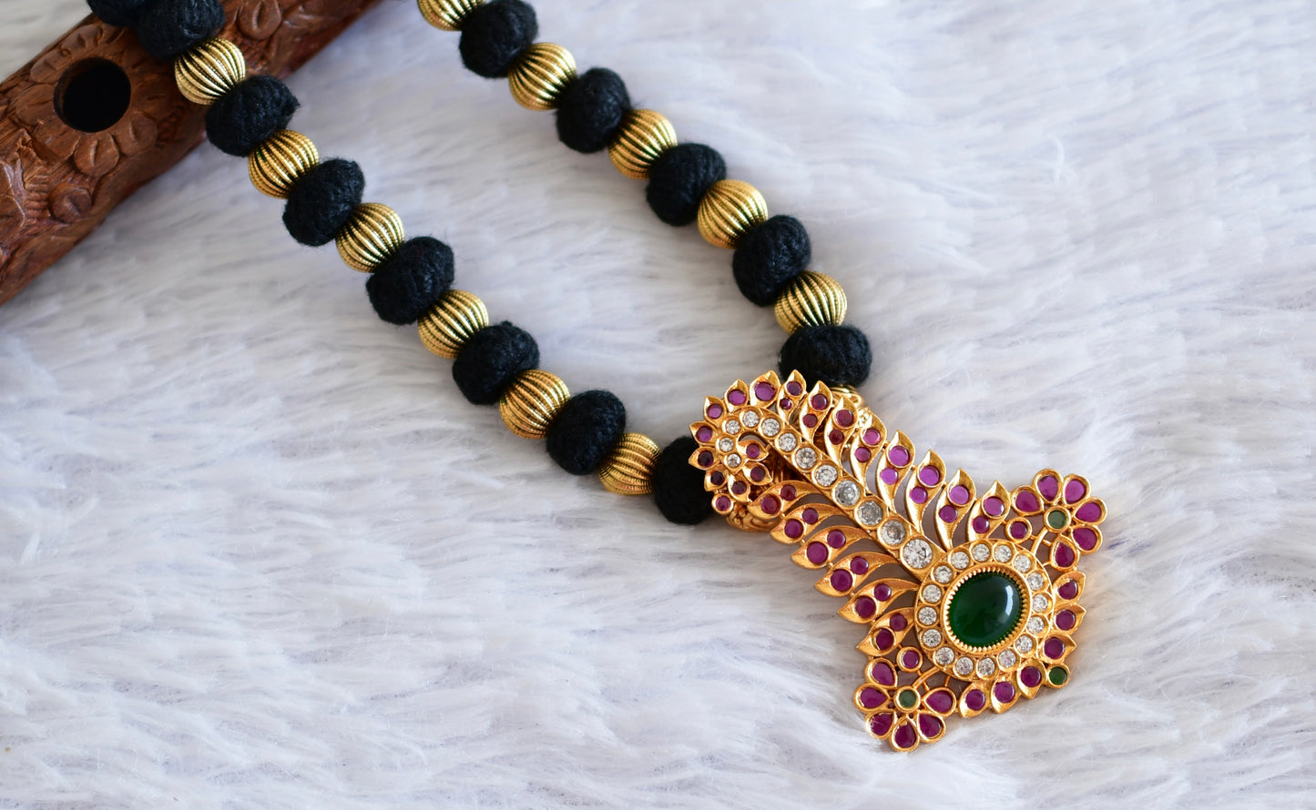 Matte finish kemp-green black thread necklace dj-52409