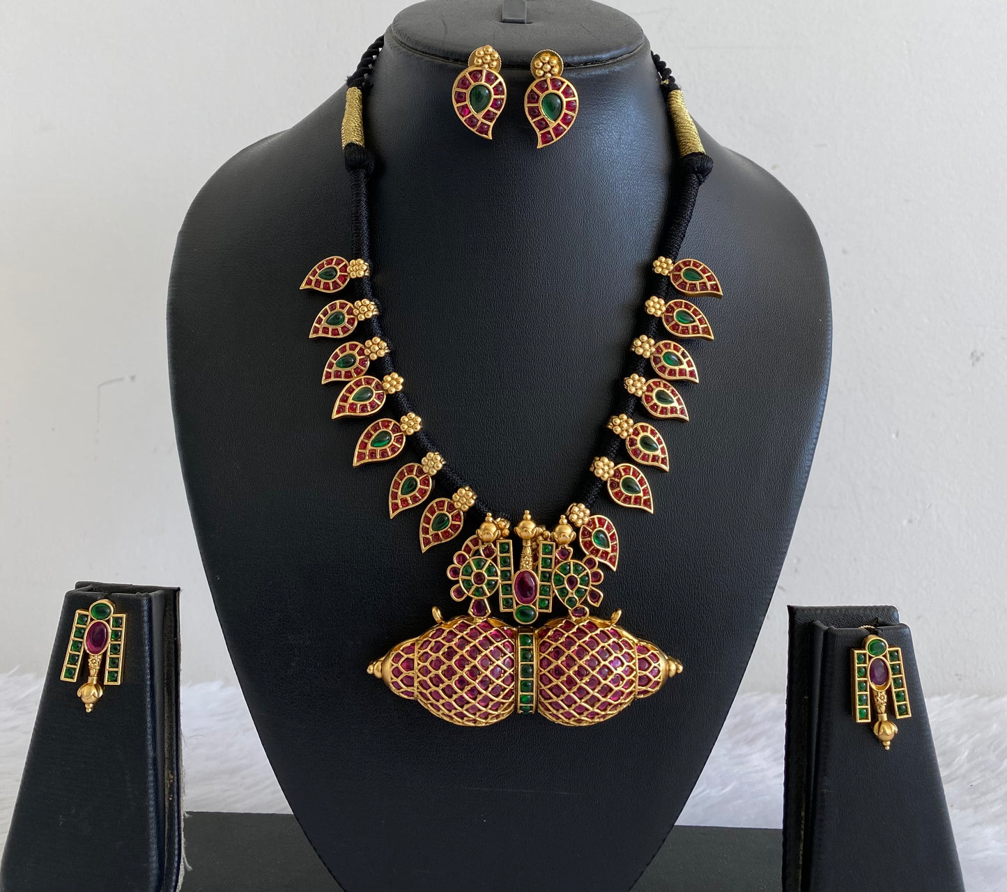 Matte finish Shri Thirumal nama-shanku-chakra mango black thread necklace set dj-53355