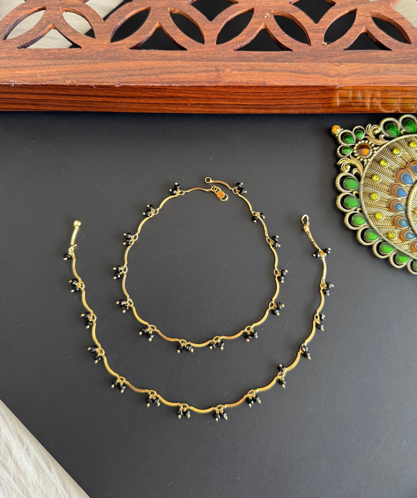 Gold tone 10.5 inches black beaded anklets dj-51311