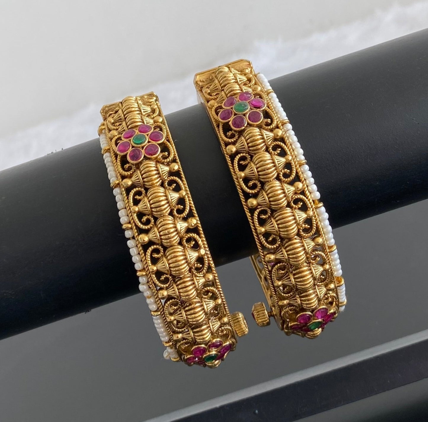 Antique gold tone pink-green pearl screw type bangles(2.8) dj-53498