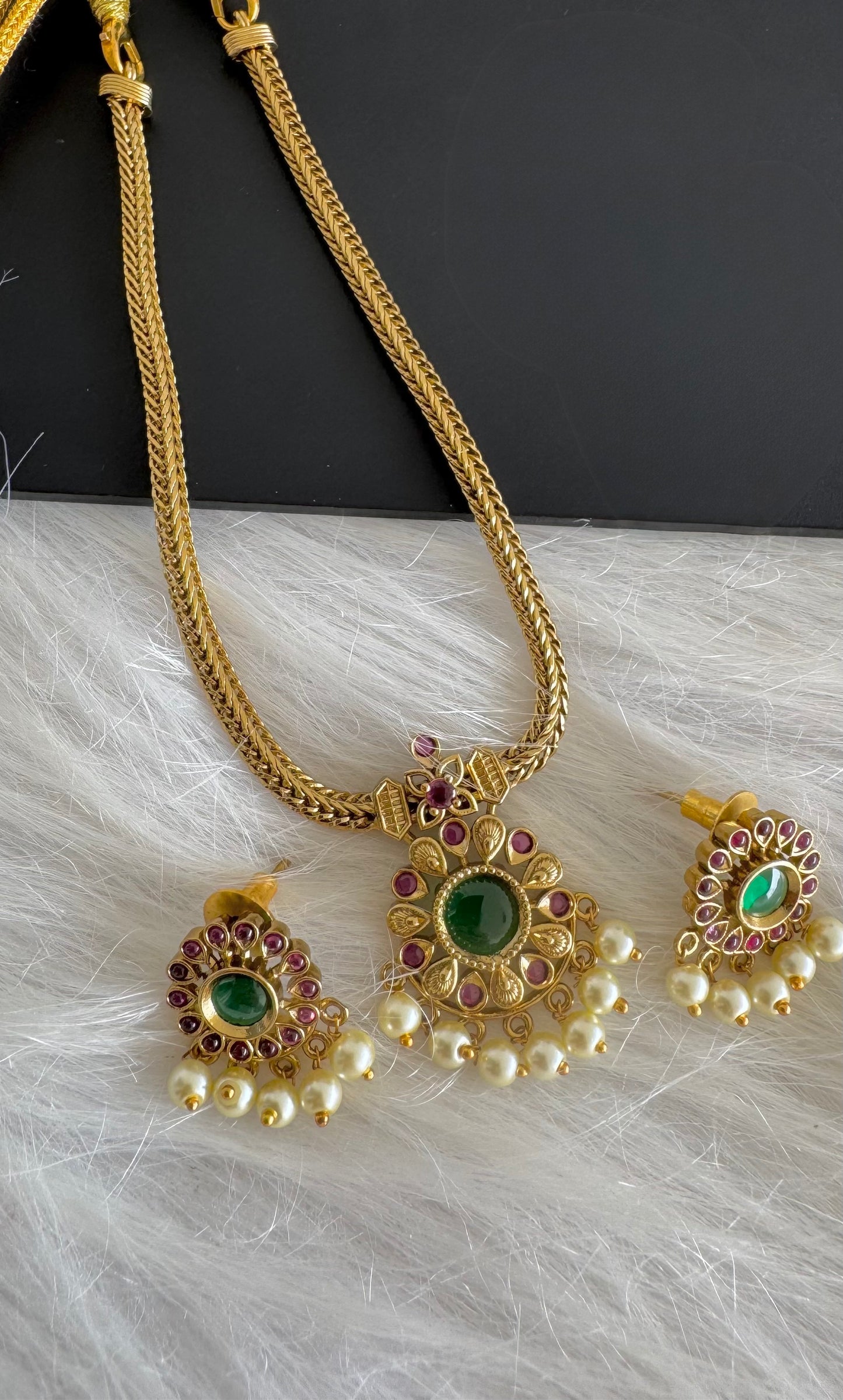 Antique gold tone kemp green stone necklace set dj-51212