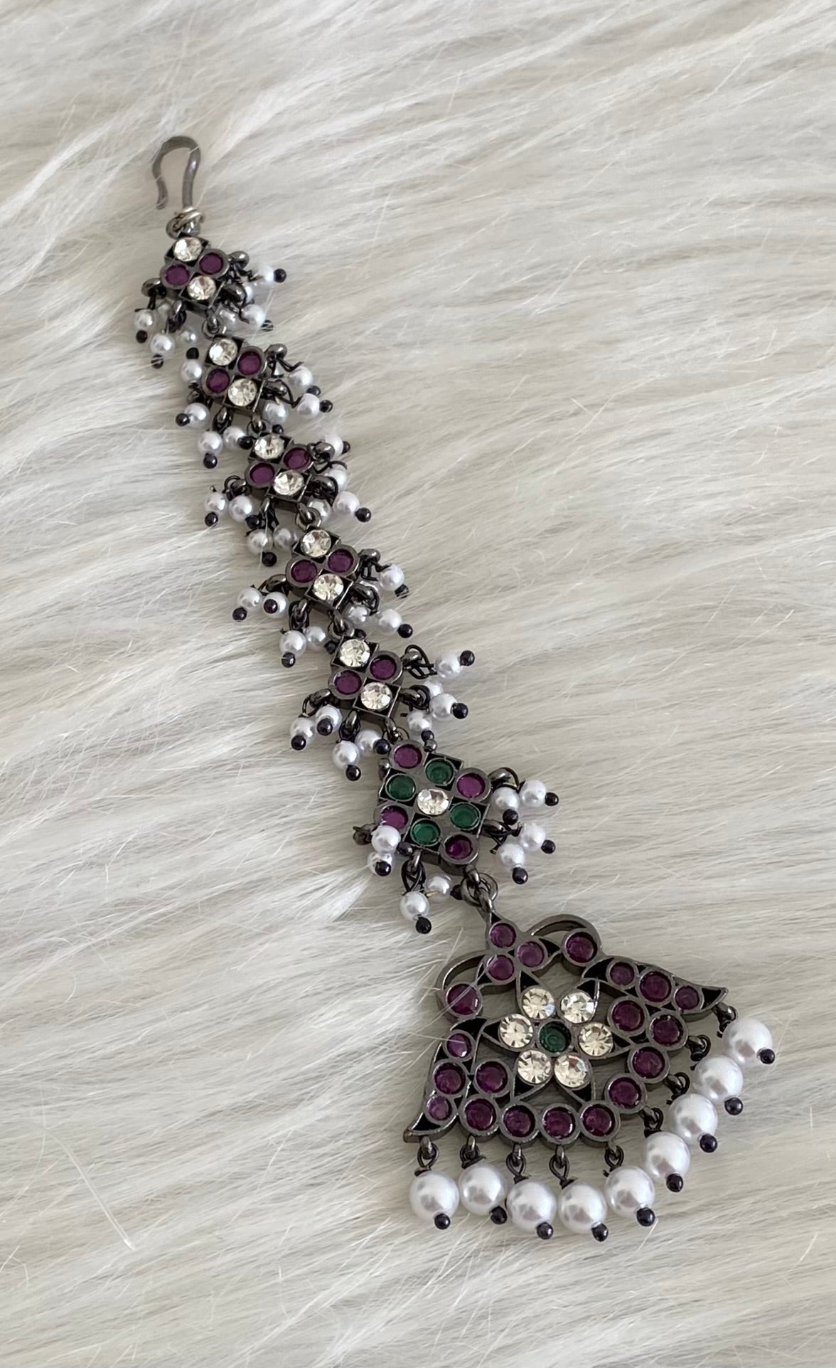 Black finish precious kemp-green-white pearl flower tikka dj-53946