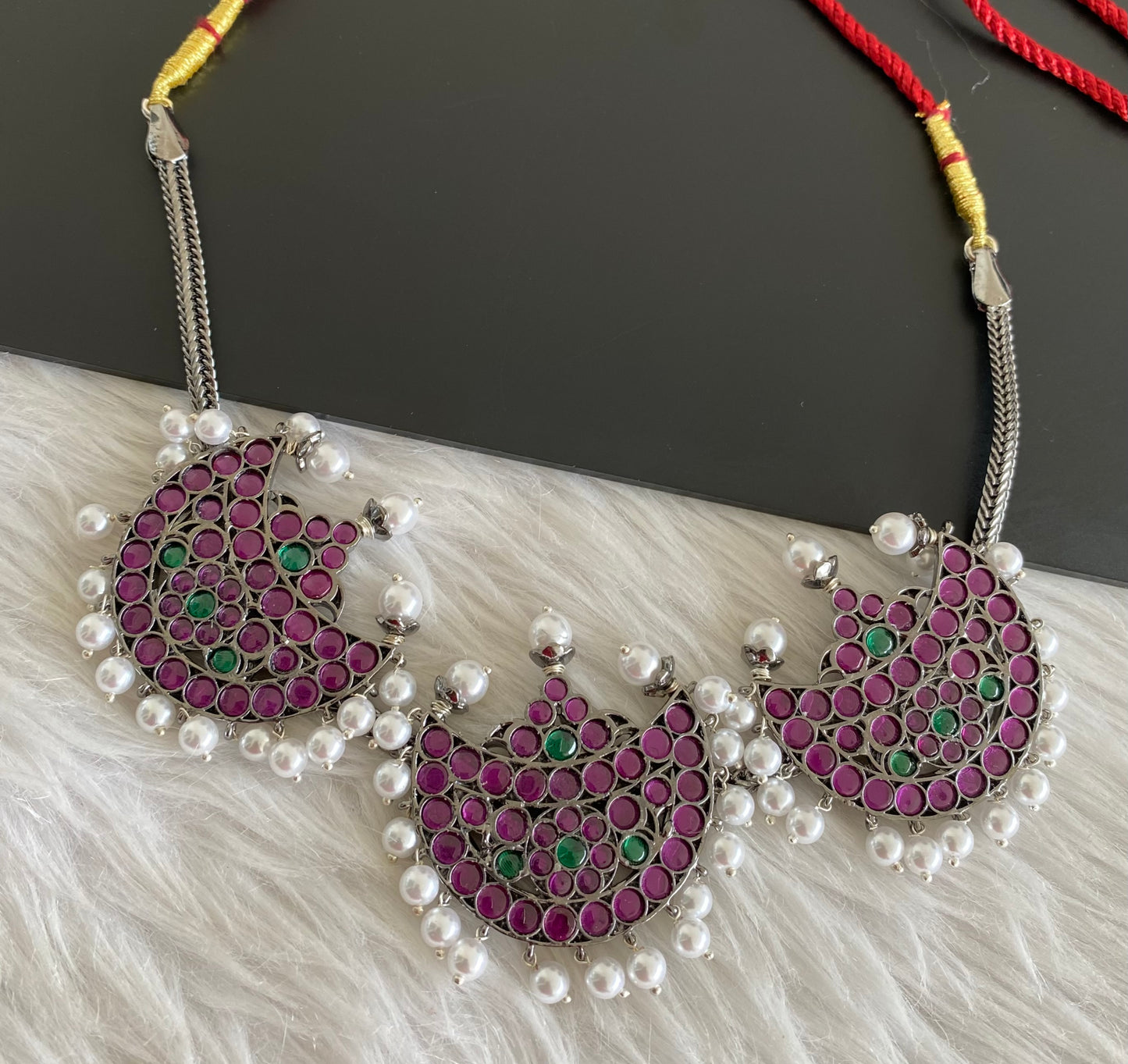 Black finish precious kemp-green pearl moon necklace dj-53001