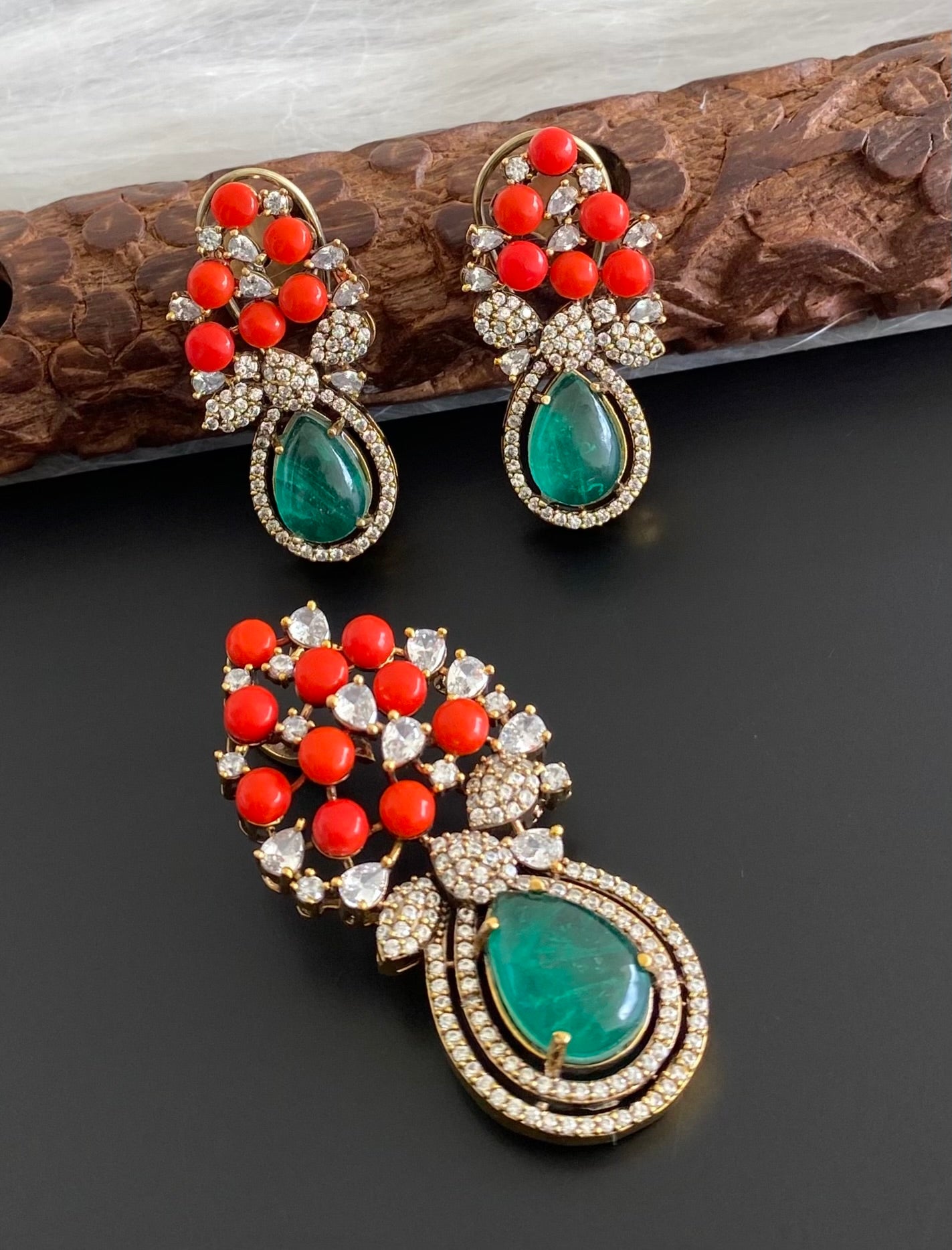 Antique gold tone coral-green-white pendant set dj-53979
