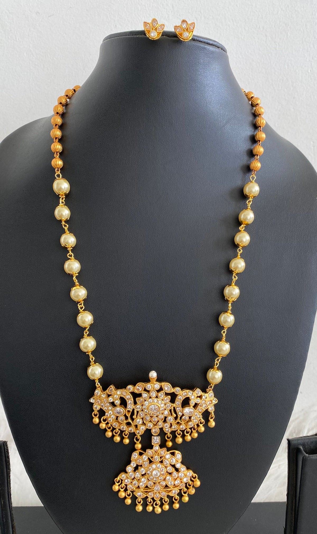 Matte finish white stone peacock pearl short haar set dj-54673