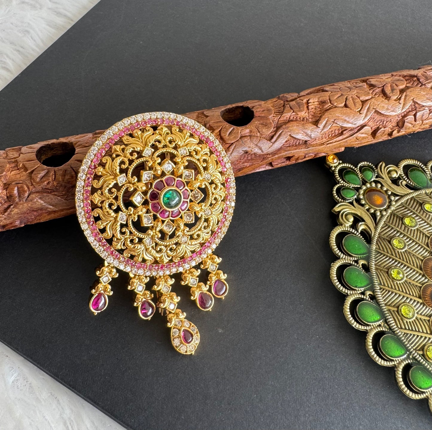 Matte finish kemp-green round hair jewel dj-52026