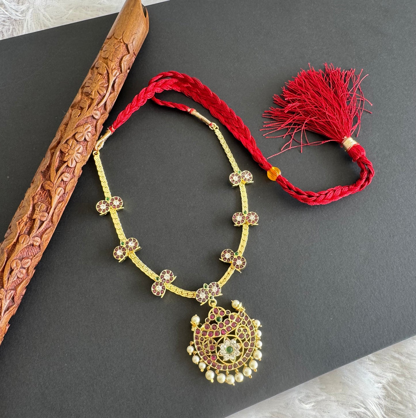 Gold tone precious kemp-green-white mango moon necklace dj-51453