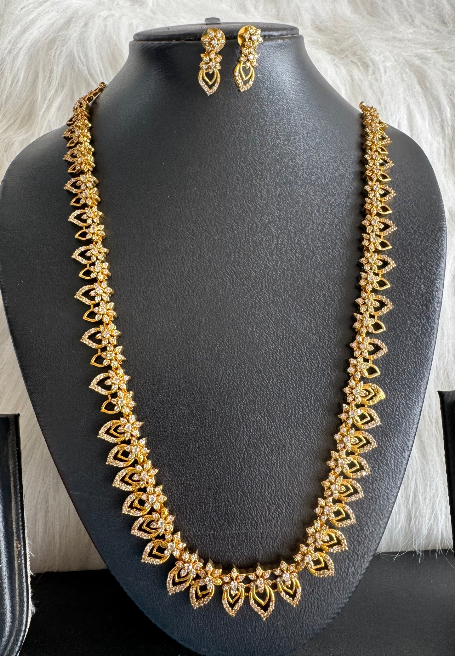 Matte finish cz white stone mango flower haar set dj-51115