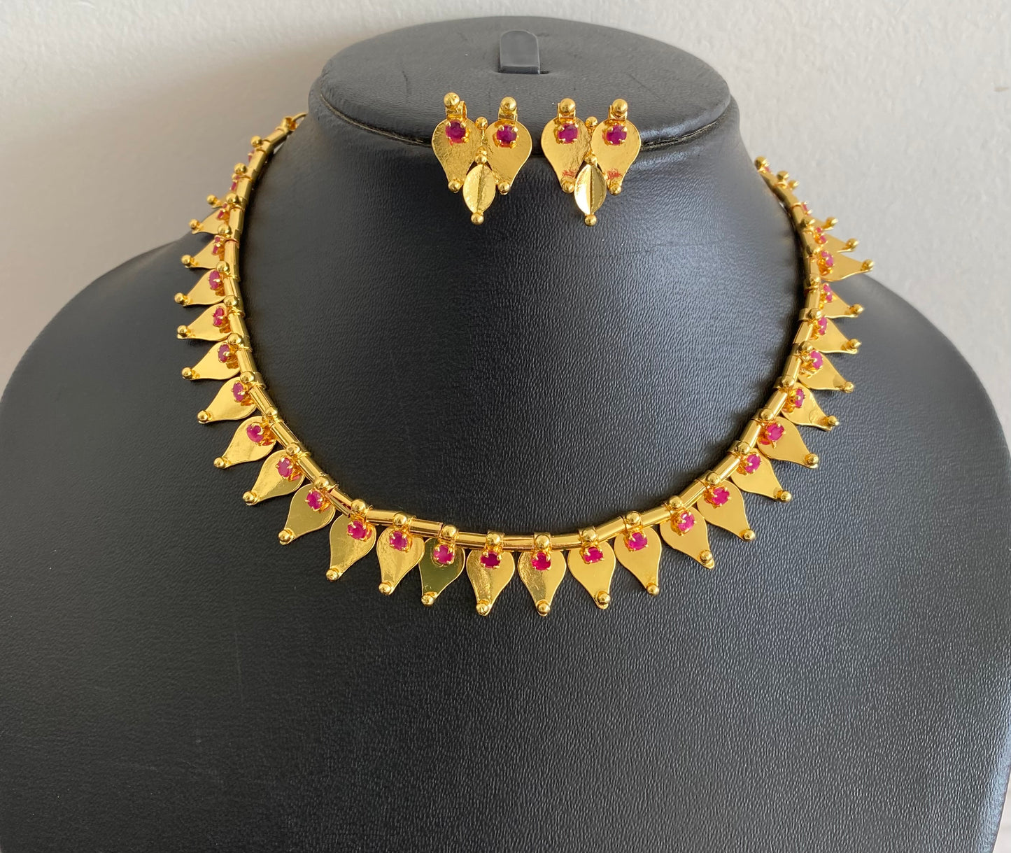 Gold tone kerala style pink thali kootam necklace set dj-48264