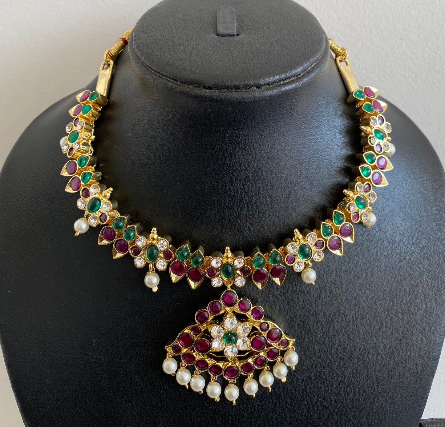 Gold tone precious kemp-green-white pearl necklace dj-53235