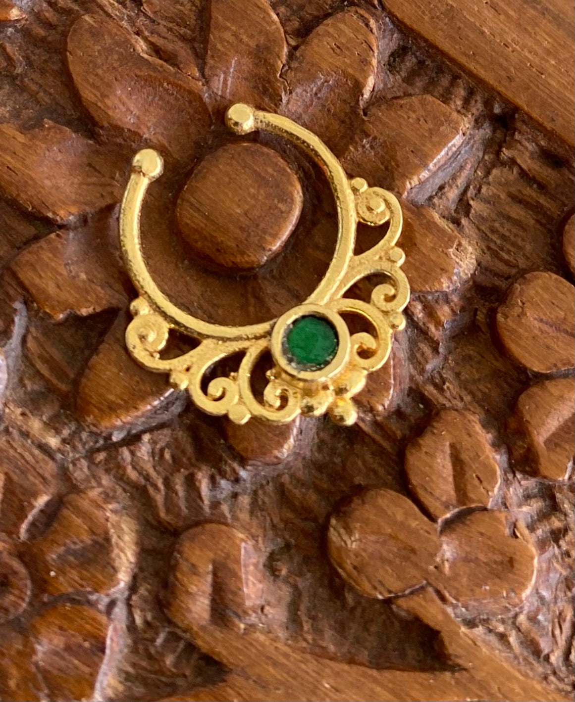 Gold tone green stone nose pin/bulakku dj-53783