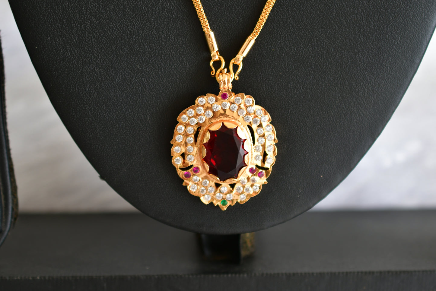 Gold tone 24 chain with red oval stone pendant dj-51912