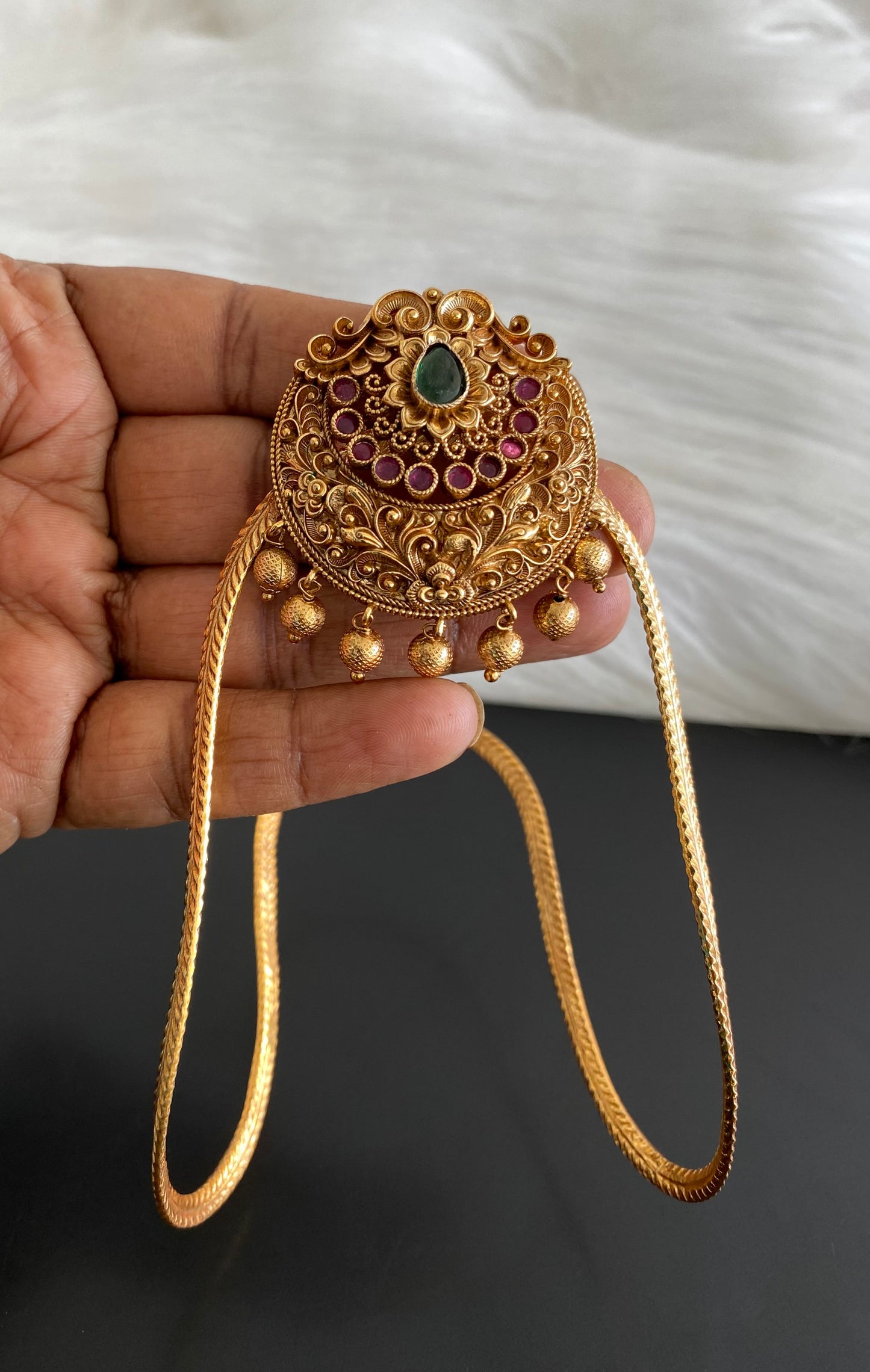 Antique gold tone kemp-green stone vanki/bajuband dj-54478