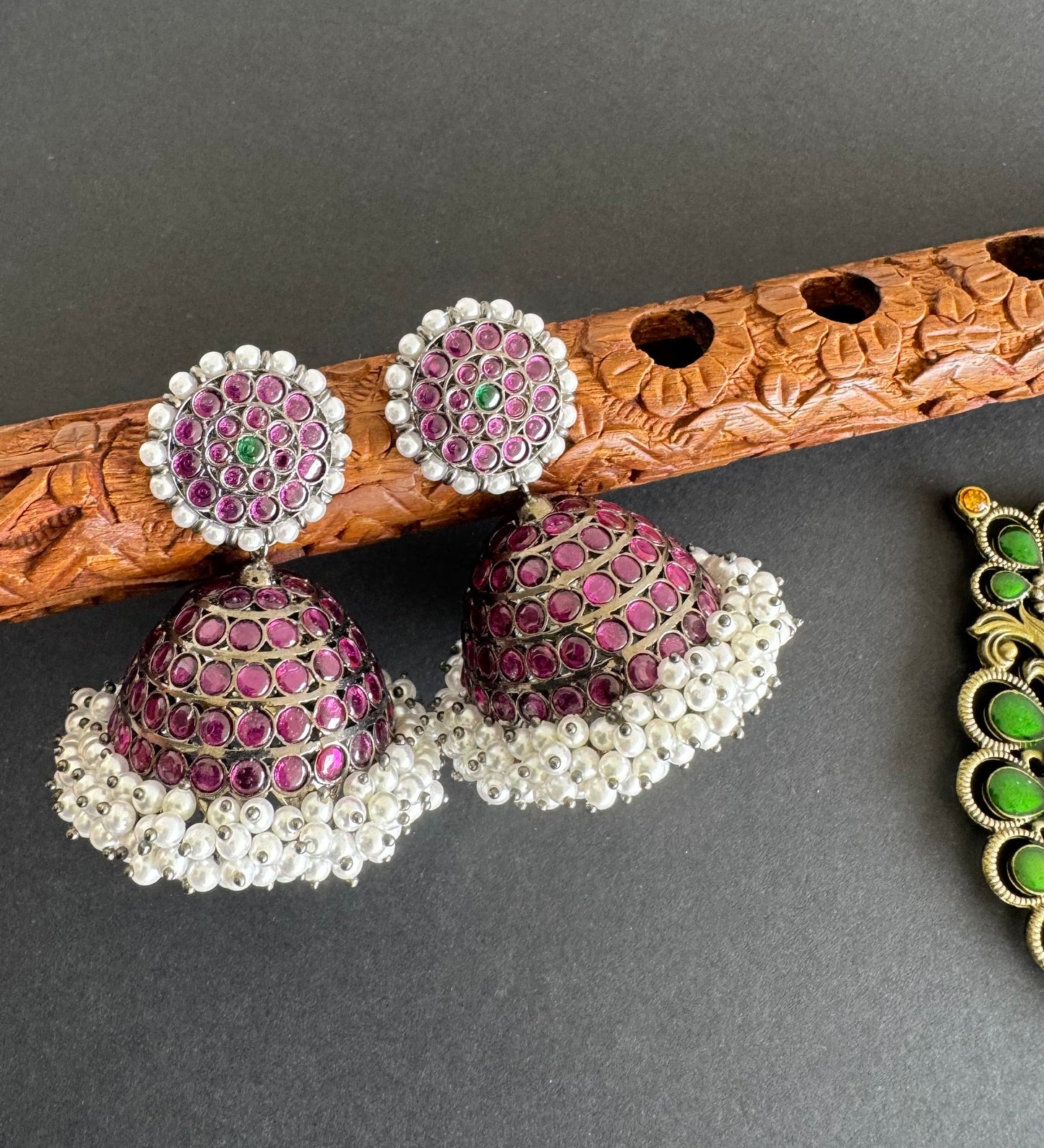 Black finish precious kemp-green-white stone pearl big jhumkka dj-52012