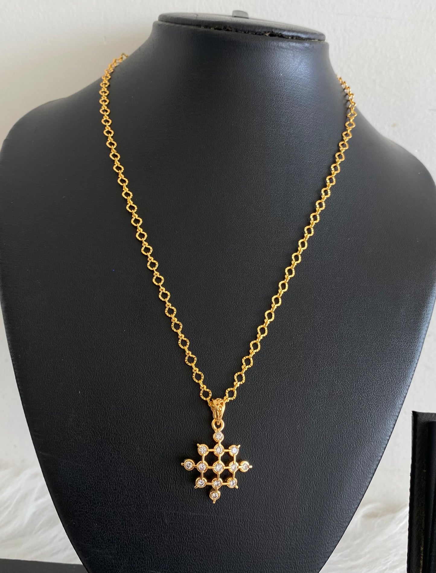 Gold tone 18 inches chain with white stone pendant dj-53863